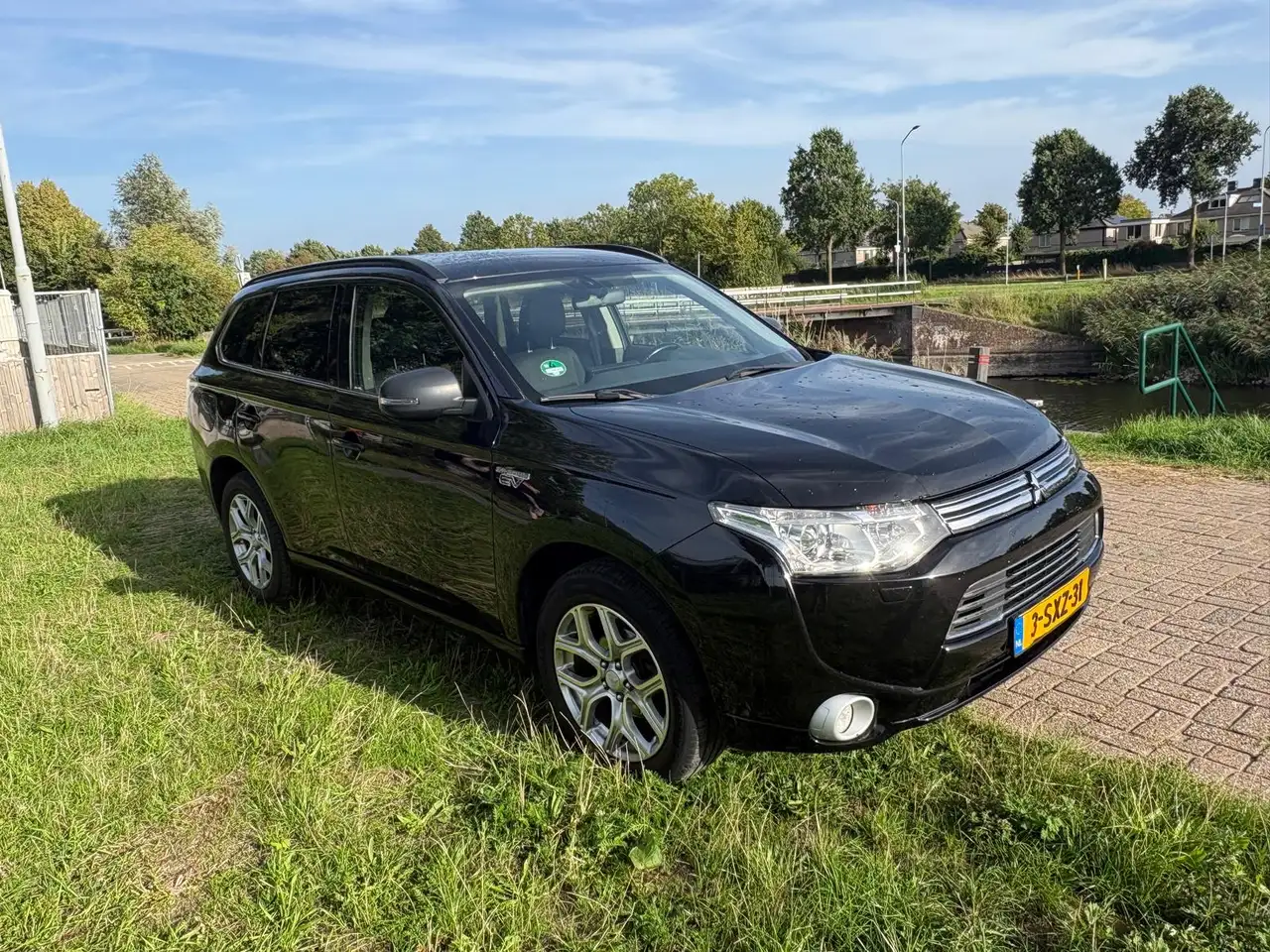 Mitsubishi Outlander 2.0 PHEV Intense + — photo 1 of 11