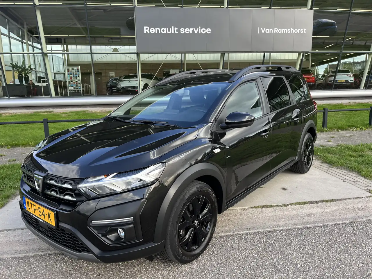 Dacia Jogger 1.0 TCe 110 Extreme 7-Persoons / Camera / Climate — photo 1 of 25