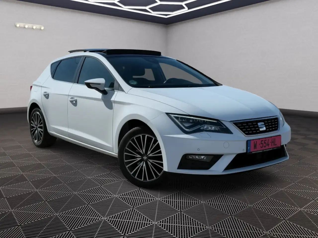 SEAT Leon Xcellence — photo 1 of 15