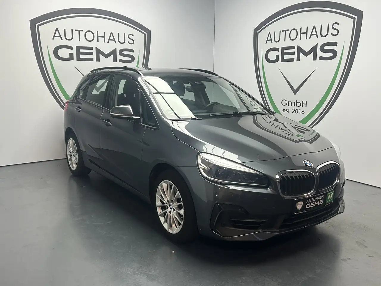 BMW 218 i Advantage LED R.Cam SHZ Temp — photo 1 of 15
