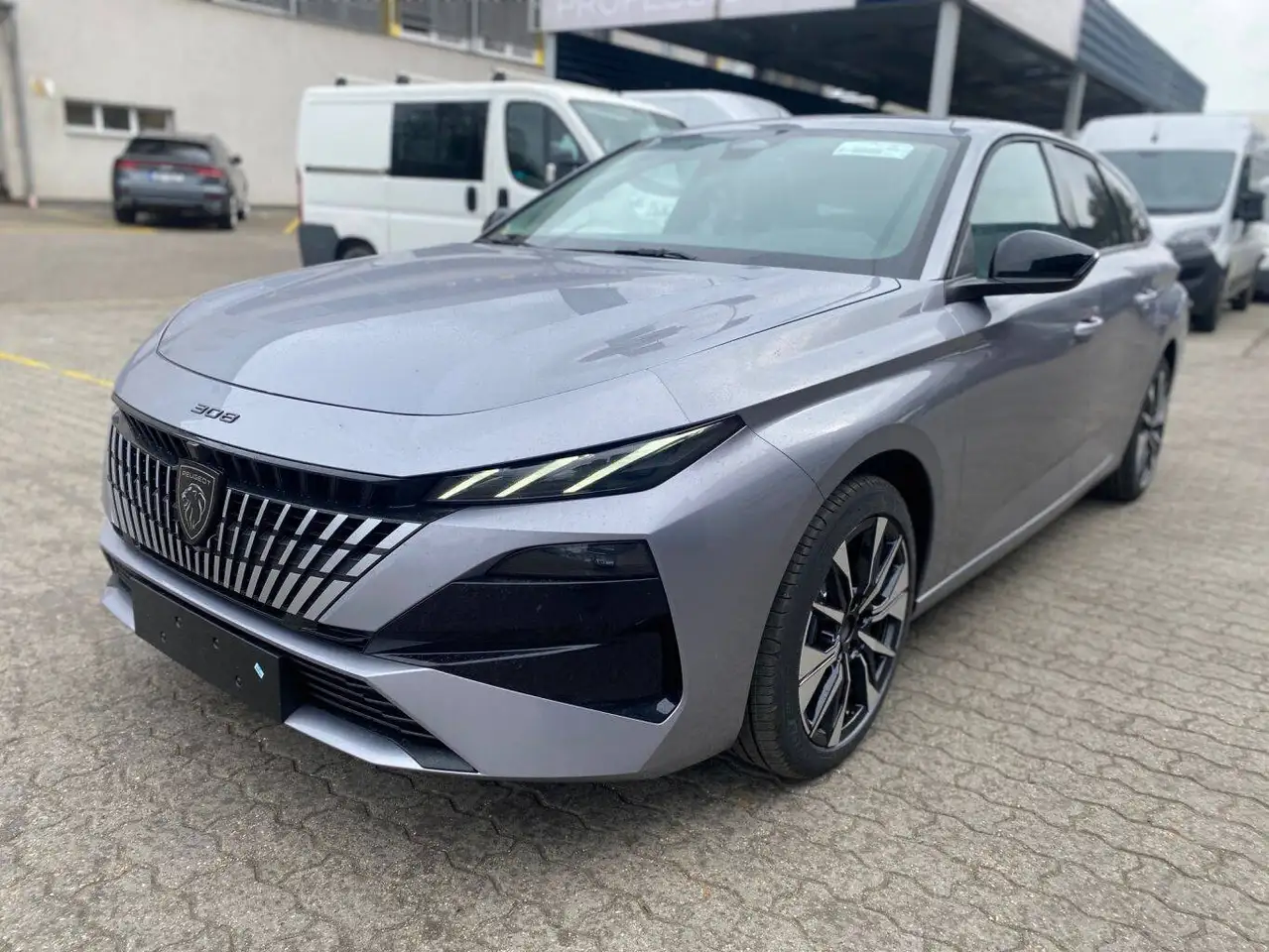 Peugeot 308 Hybrid 145 Allure — photo 1 of 9