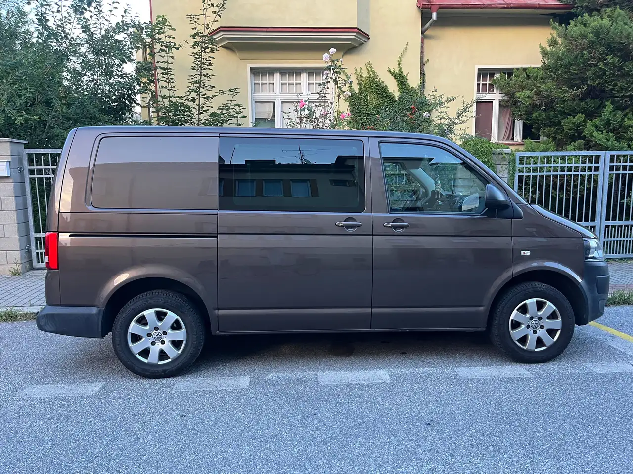Volkswagen T5 — photo 1 of 14