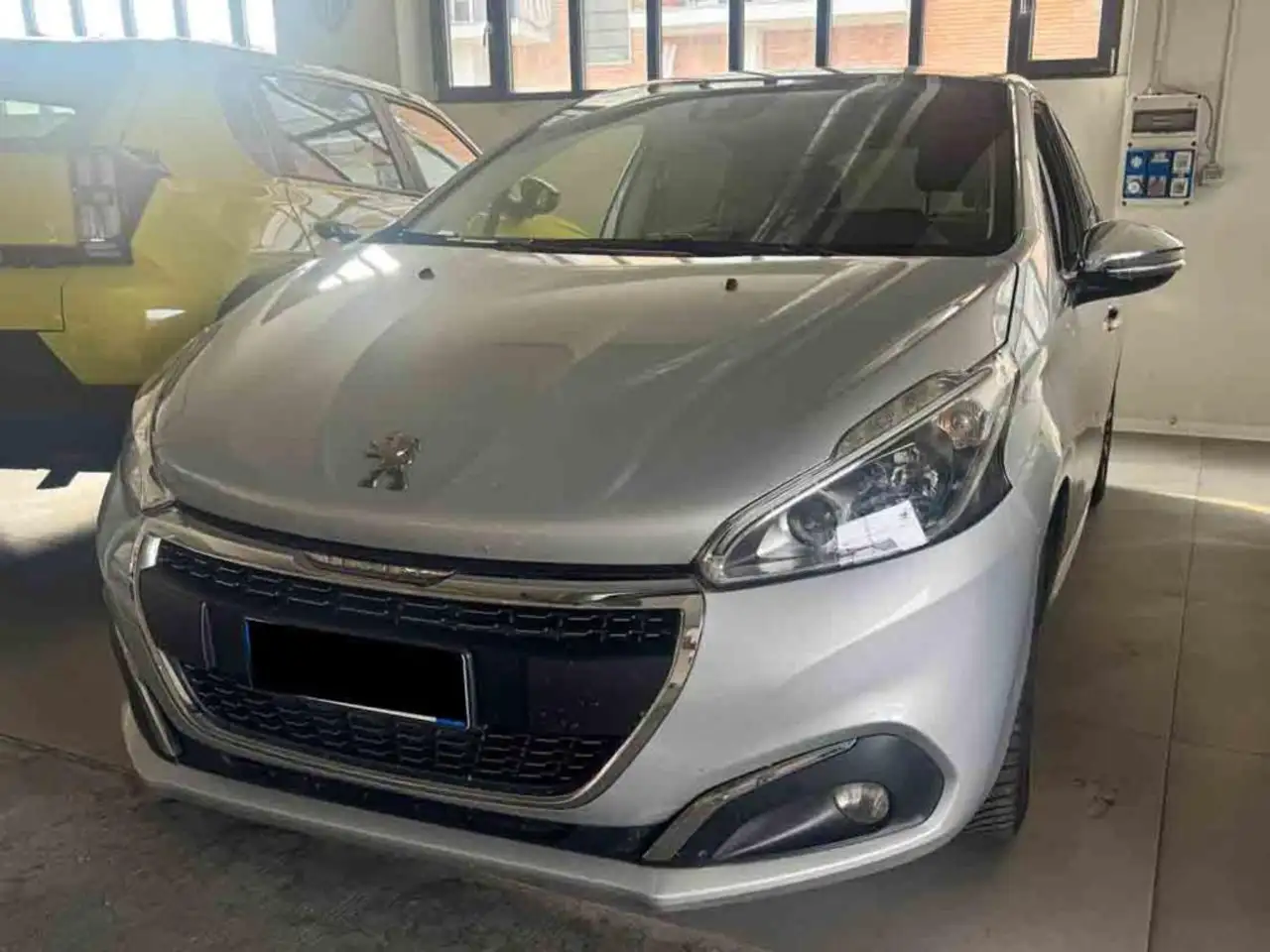 Peugeot 208 BlueHDi 100 5 porte Allure — photo 1 of 15
