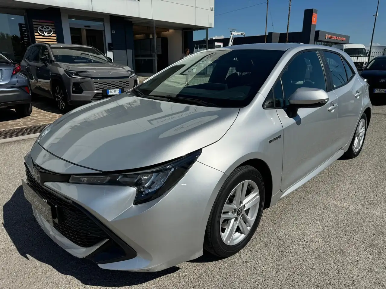 Toyota Corolla 1.8 Hybrid Active — photo 1 of 14