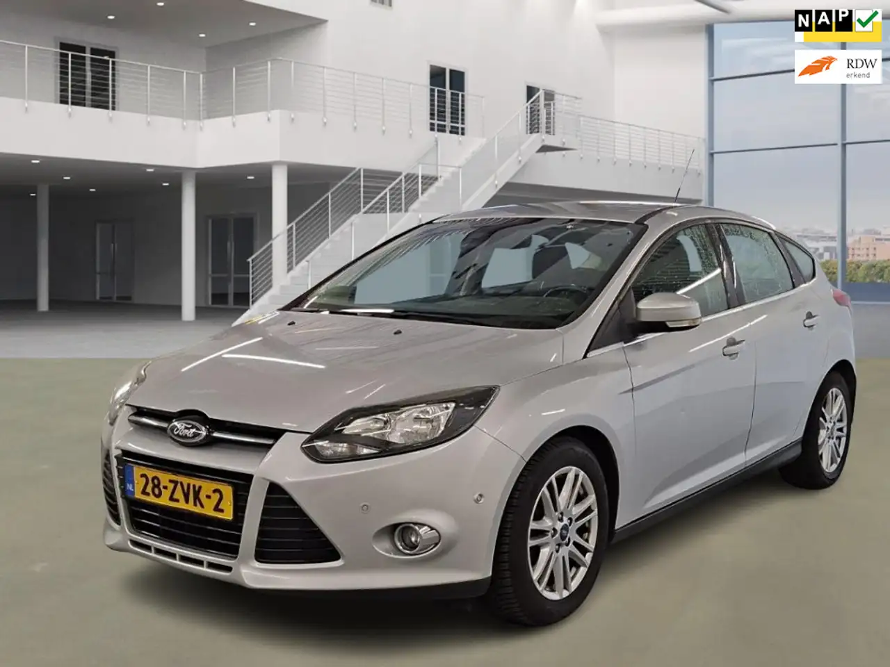 Ford Focus 1.0 EcoBoost Titanium|navi|psensor|cruise|airco|5d — photo 1 of 17