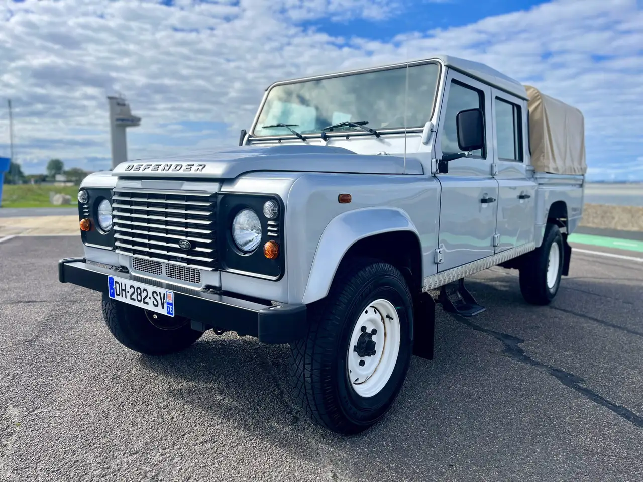 Land Rover Defender 130 TD4 — photo 1 of 40
