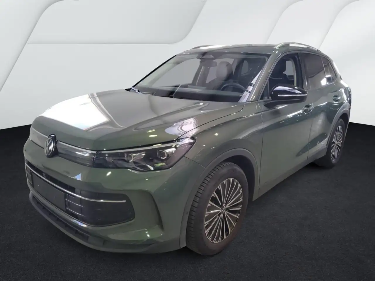 Volkswagen Tiguan Goal 1.5 eTSI DSG - LED Plus Area View Navi PDC Ca — photo 1 of 4