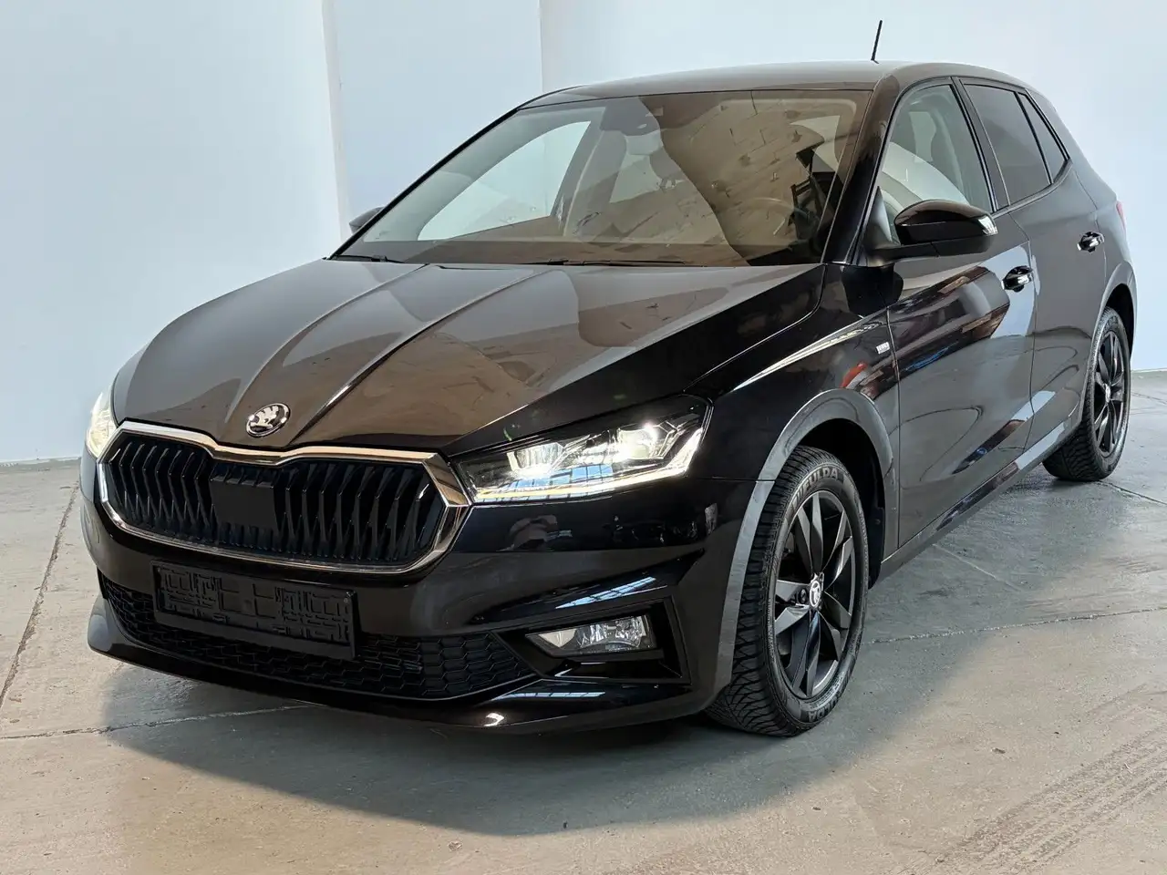 Skoda Fabia Tour 1.0 — photo 1 of 17