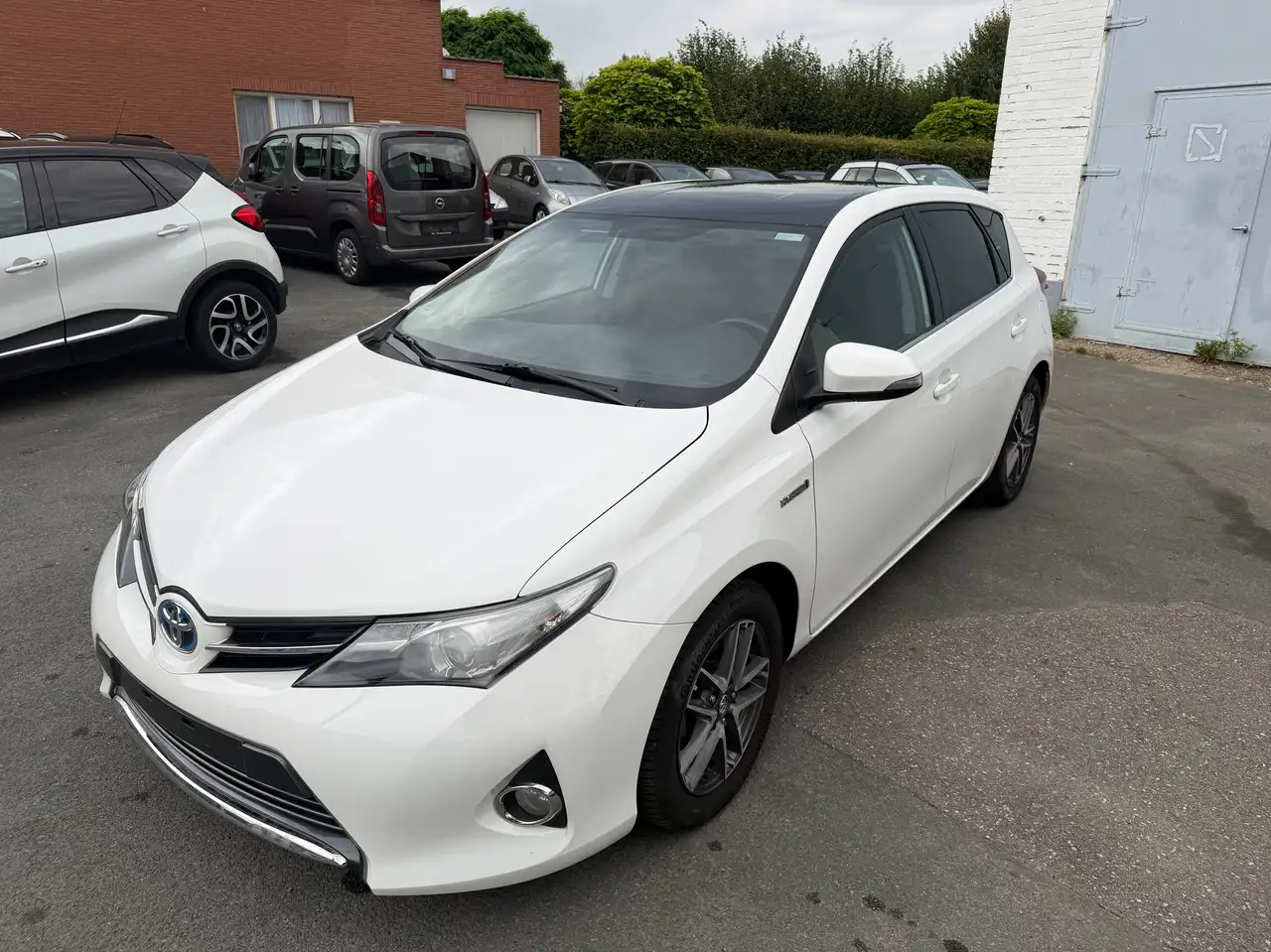 Toyota Auris HEV 1.8i HSD Lounge CVT — photo 1 of 15