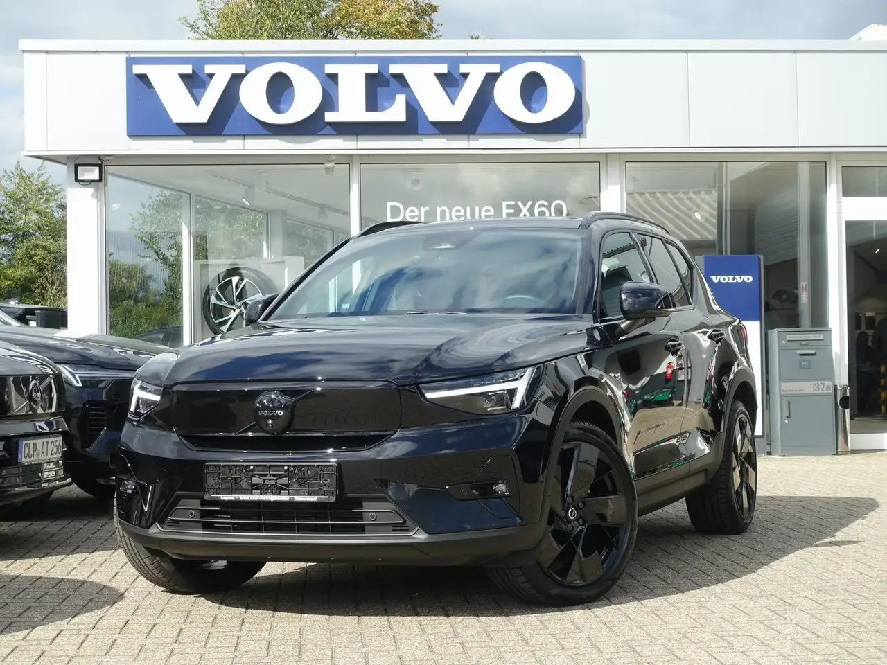 Volvo EX40 Black Edition Plus Single Motor Extended — photo 1 of 15