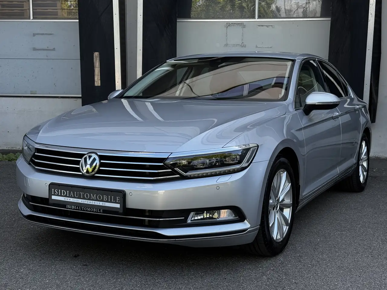 Volkswagen Passat Highline BI-Xenon ACC Kamera Navi Leder — photo 1 of 28