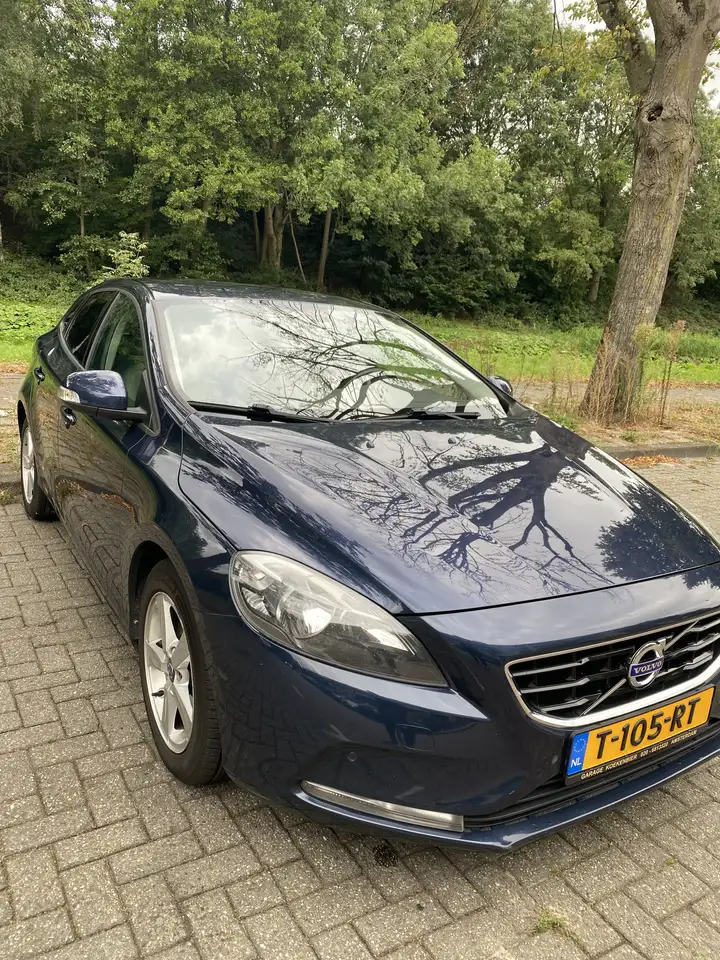 Volvo V40 T2 Momentum — photo 1 of 19