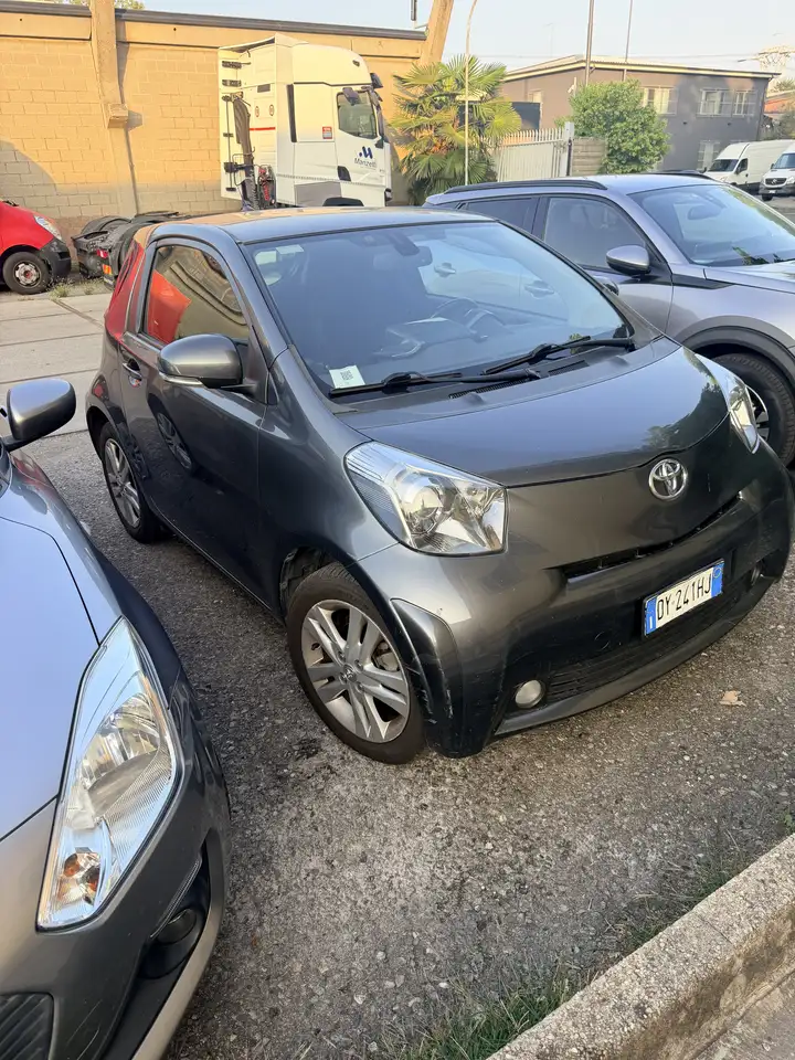 Toyota iQ 1.3 Executive cvt — photo 1 of 9