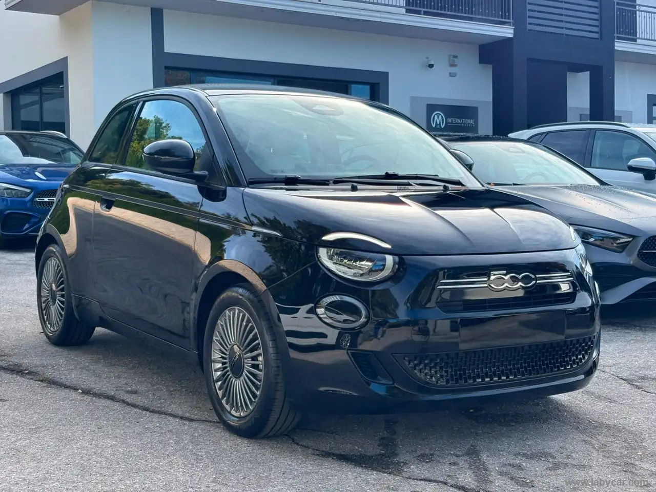2026 Fiat 500C Berlina Hybrid Icon, photograph 3