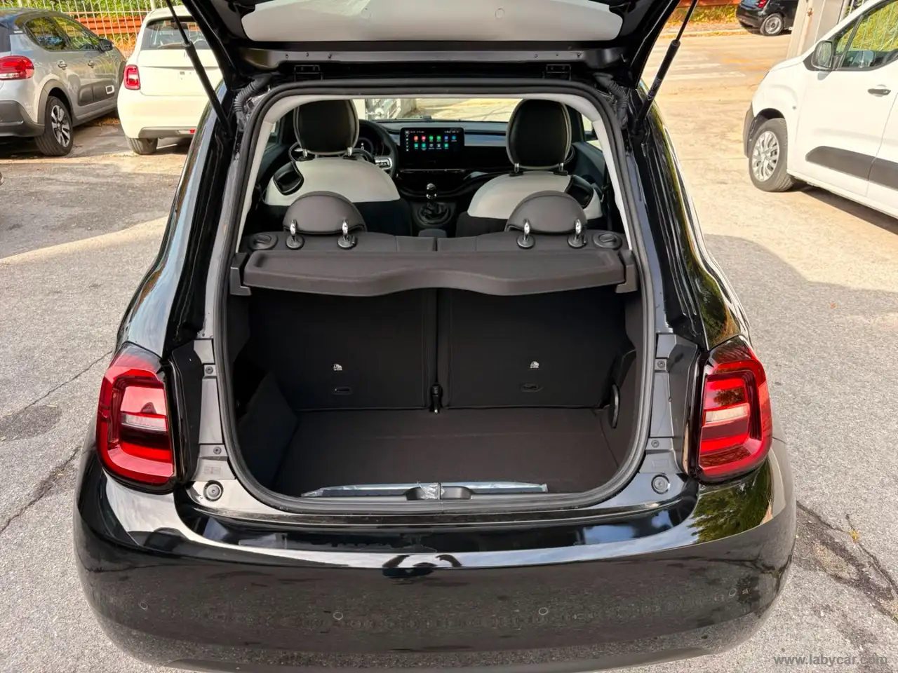 2026 Fiat 500C Berlina Hybrid Icon, photograph 10