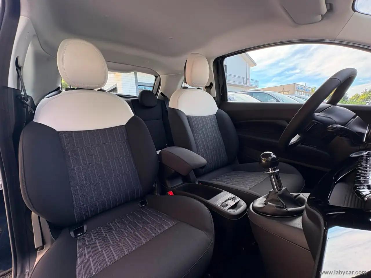 2026 Fiat 500C Berlina Hybrid Icon, photograph 12
