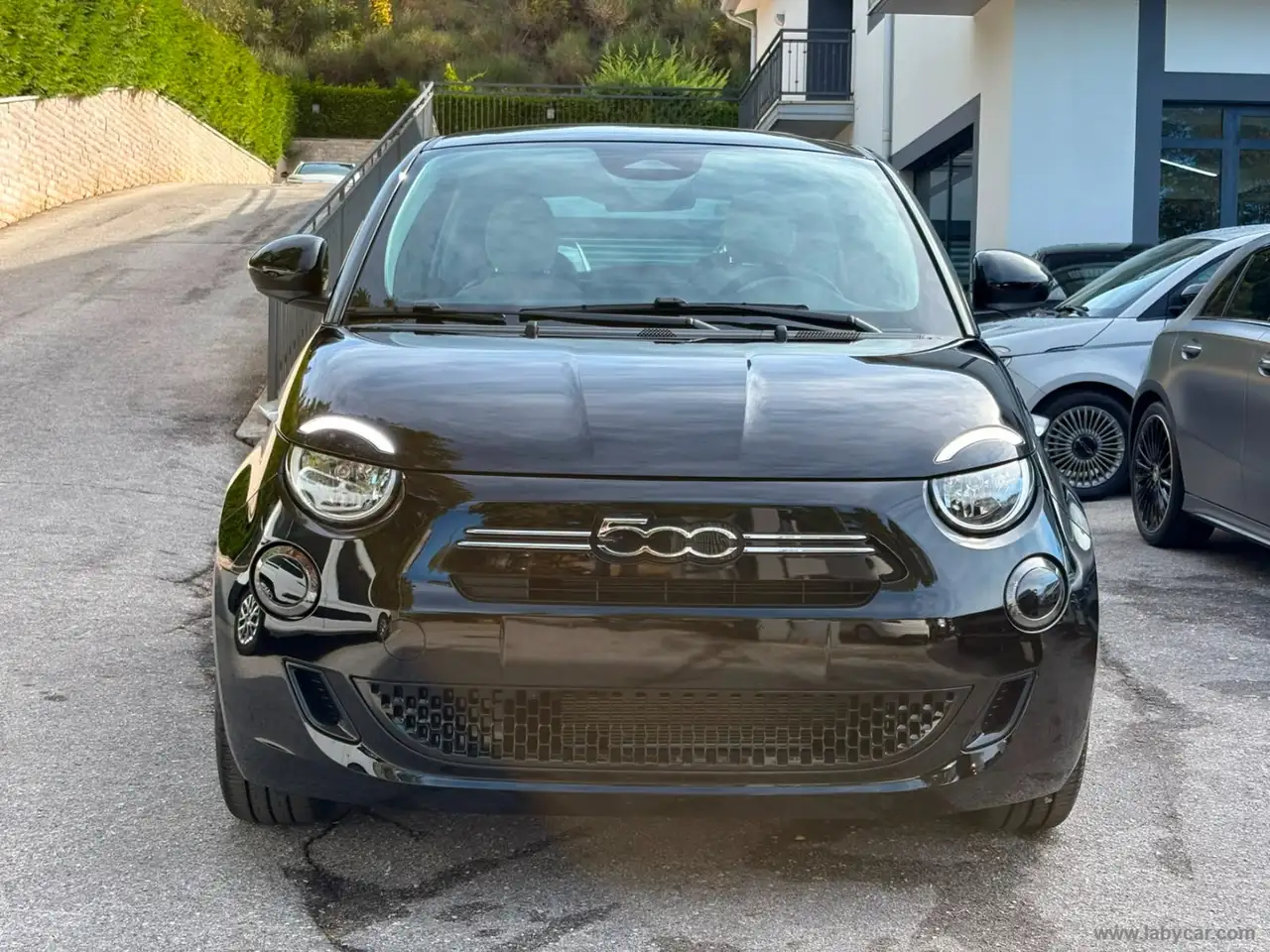 2026 Fiat 500C Berlina Hybrid Icon, photograph 2