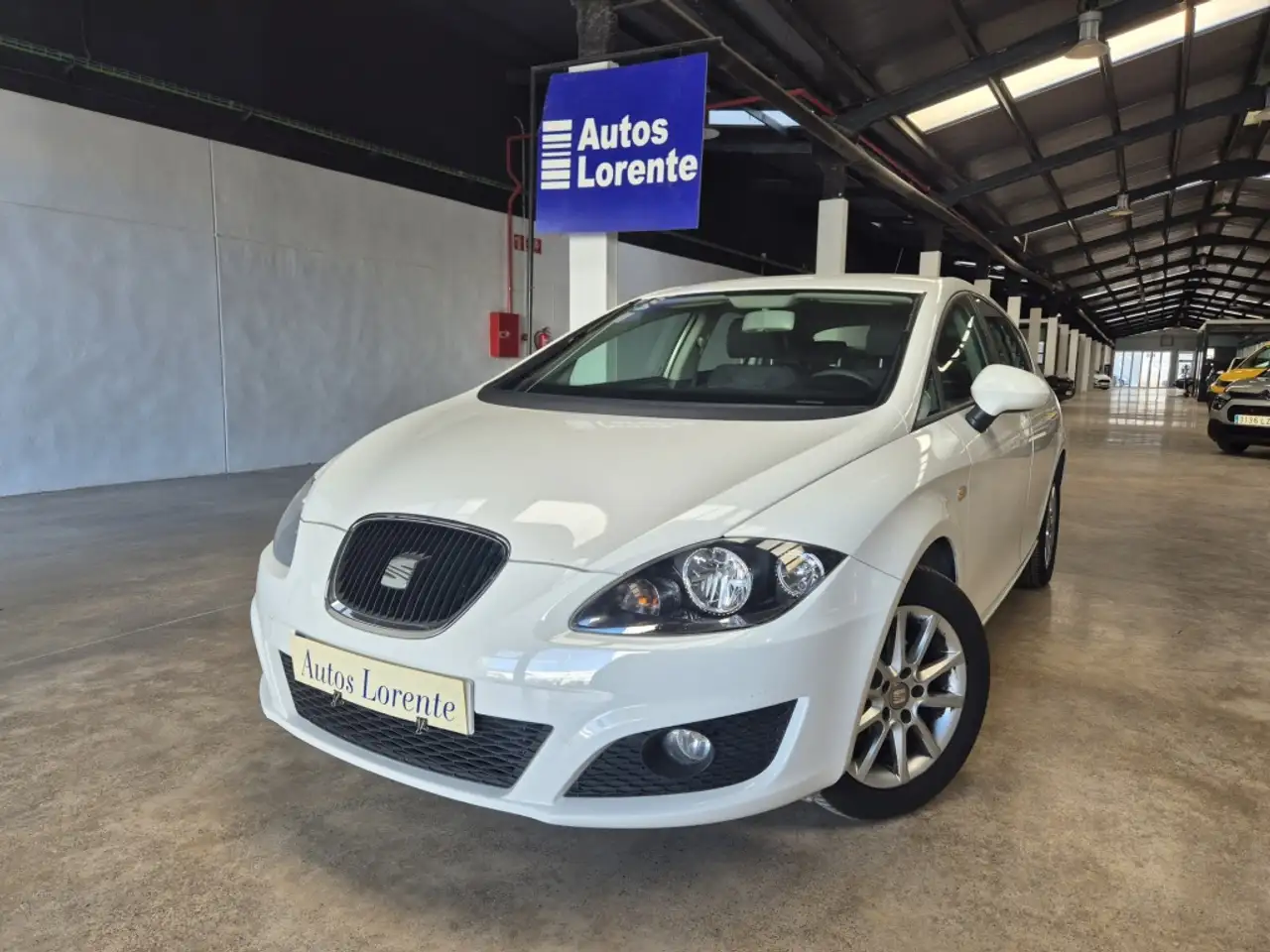 SEAT Leon 1.6TDI CR Emoción 90 — photo 1 of 10