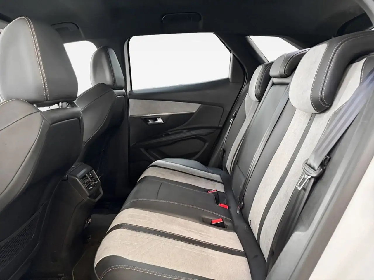 2021 Peugeot 3008 HYB PHEV 225 Allure e-EAT8, photograph 12
