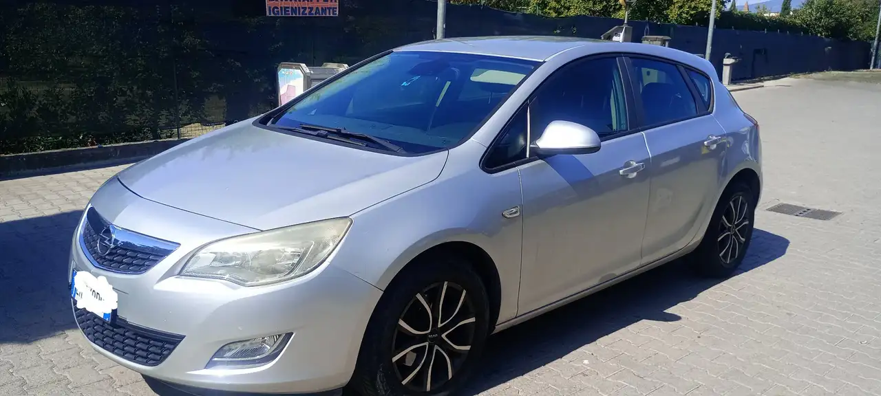 Opel Astra 1.7cdt — photo 1 of 8