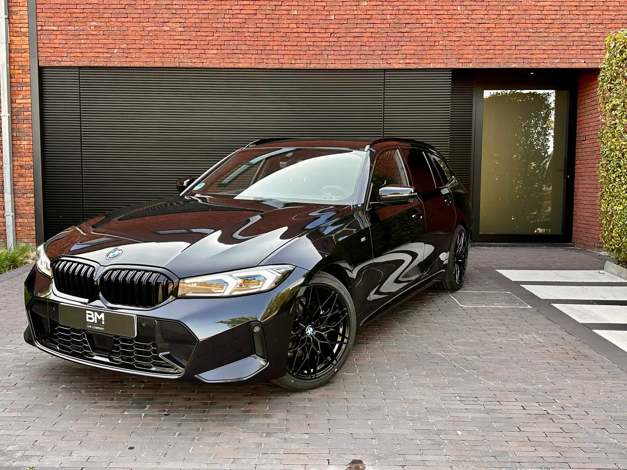 BMW 318 I AUTOMAAT TOURING M-SPORT SHADOWLINE 360° CAMERA/HEAD UP/ADAPTIEVE CRUISE/ELEK TREKHAAK/FULL LED/ALCANTARA SPORTZET — photo 1 of 40