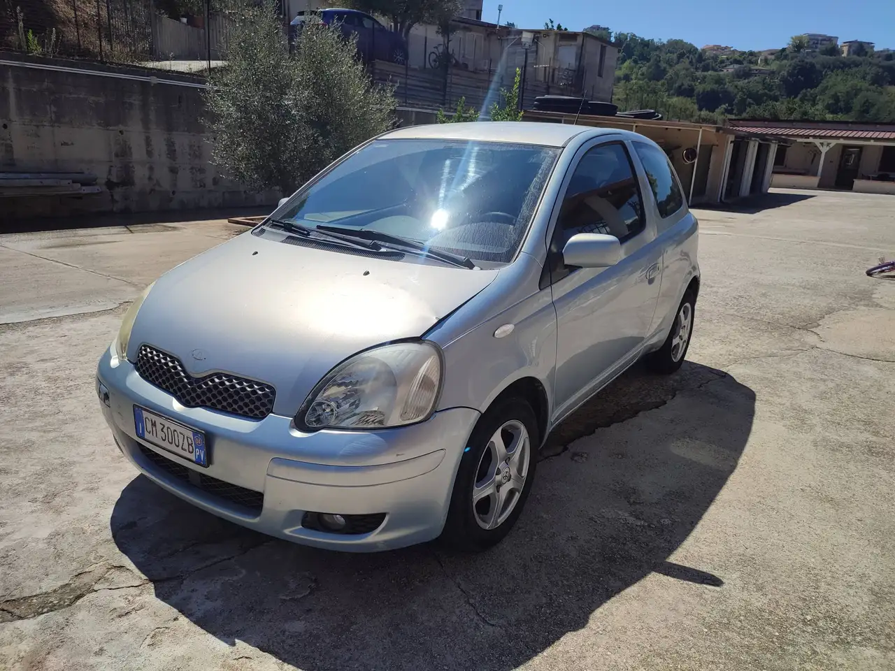 Toyota Yaris Yaris I 2003 3p 1.0 — photo 1 of 11