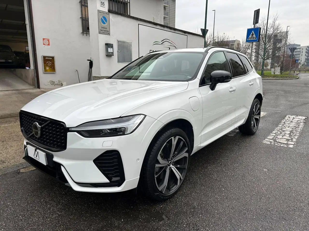 Volvo XC60 T6 phev R-design awd AUT/NAV/TETTO/CAMERA360/PELLE — photo 1 of 21