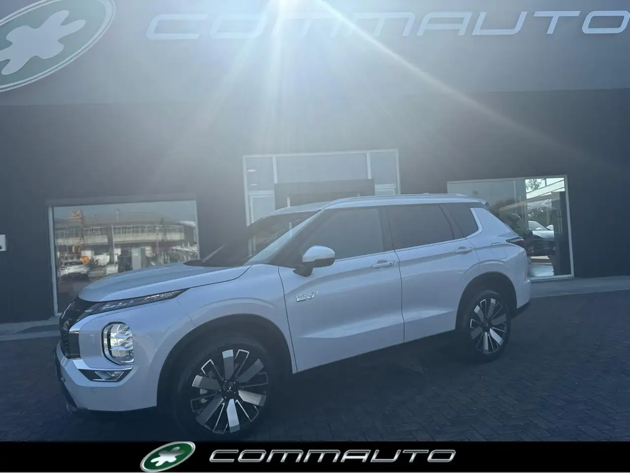 Mitsubishi Outlander 2.4 PHEV Intense — photo 1 of 15