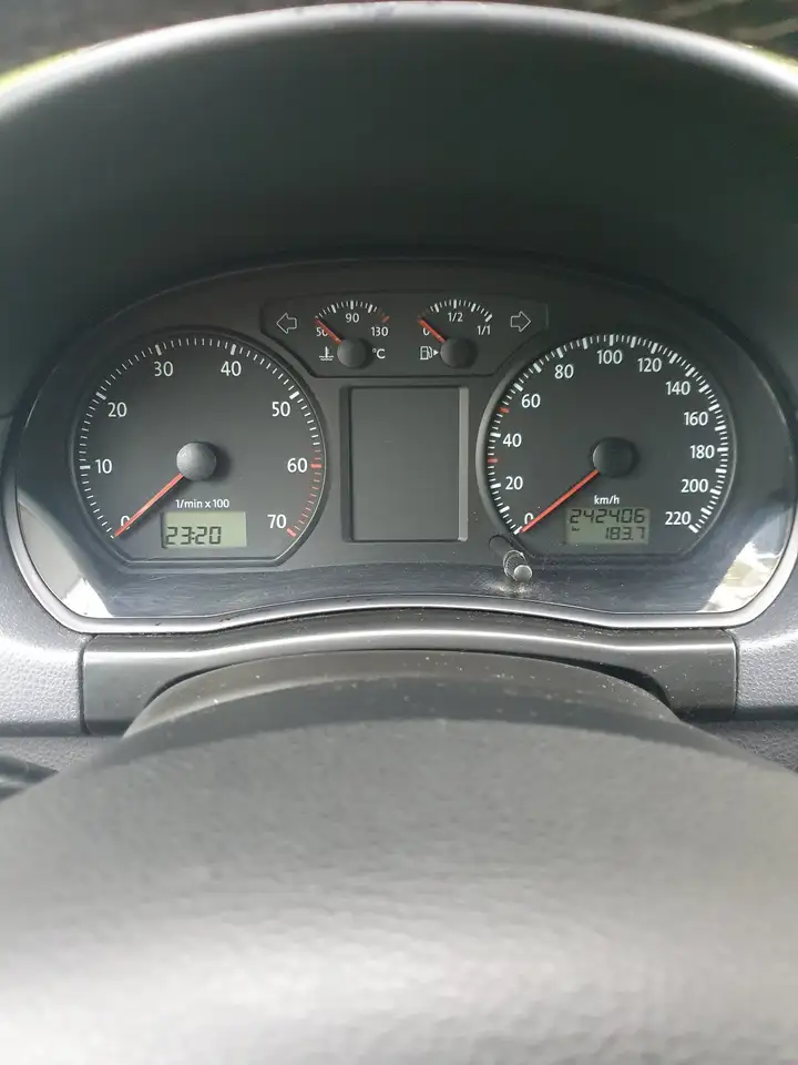 Volkswagen Polo 1.2 Trendline — photo 1 of 12
