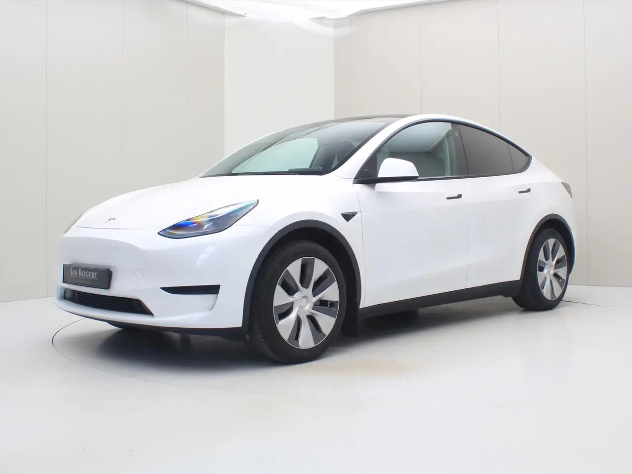 Tesla Model Y Standard RWD Plus 95.2% SoH [ AMD RYZEN+AUTOPILOT+ — photo 1 of 39