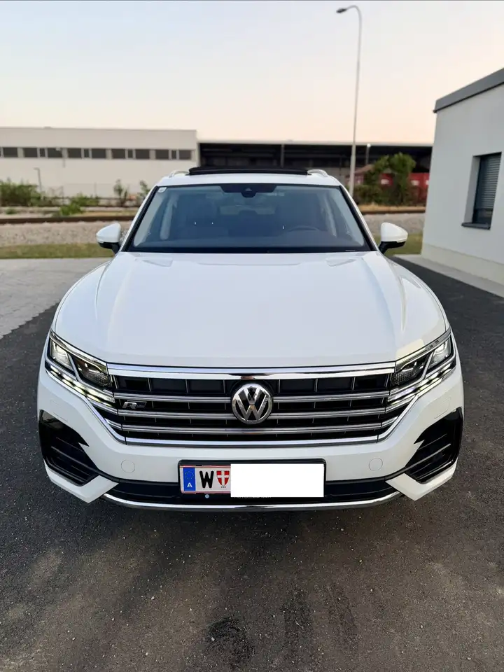 Volkswagen Touareg R-Line * Soft Close * Luftfahrwerk * Panoramadach — photo 1 of 20