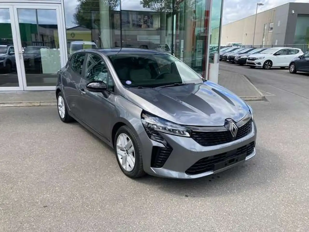 Renault Clio E-Tech full Hybrid Evolution 145 — photo 1 of 16