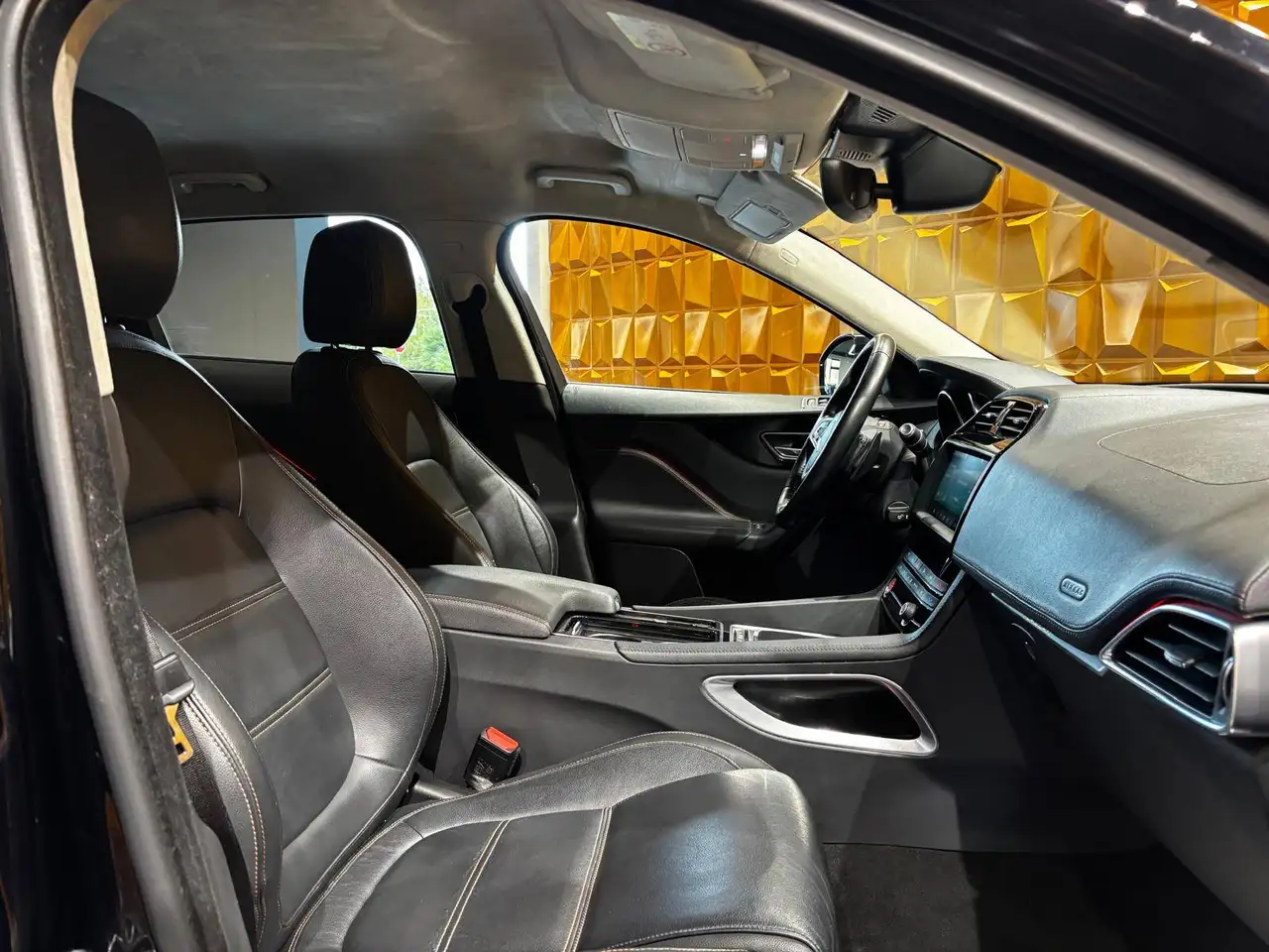 2020 Jaguar F-Pace 2.0d i4 Prestige AWD auto my20 Tagliandi Jaguar, photograph 11
