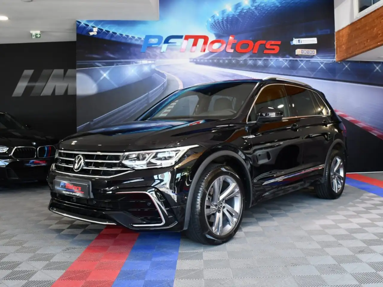 Volkswagen Tiguan R-Line 2.0 TDI 150 DSG 4Motion GPS Cuir à Mémoire ACC Caméra 360 Attelage IQ Light Mode Parc Assist JA 19 — photo 1 of 40