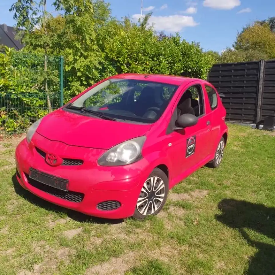 Toyota Aygo 1.0 VVT-i — photo 1 of 3