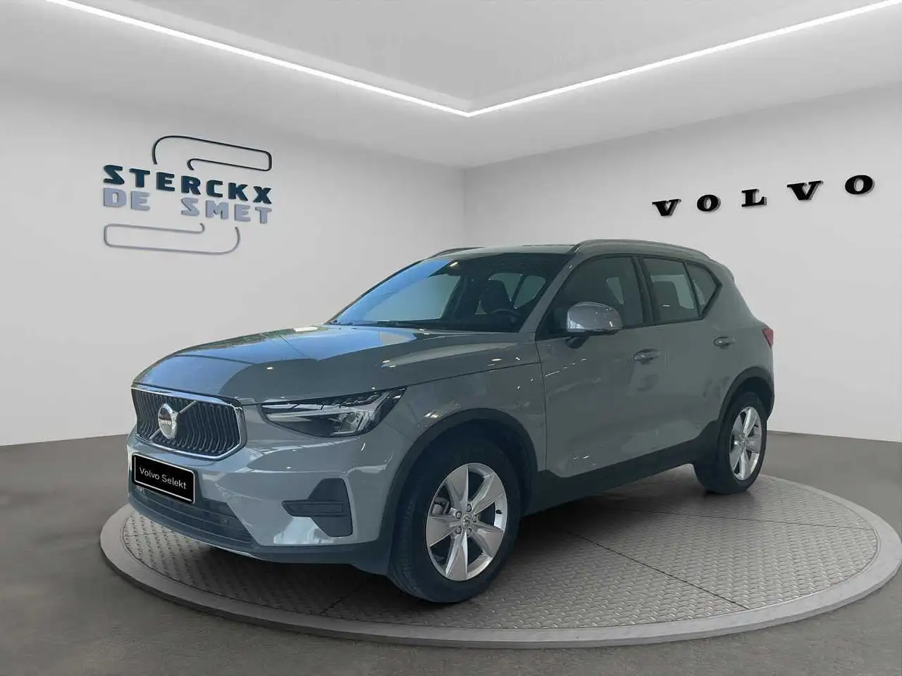 Volvo XC40 Core, B3 Mild-hybride (MHEV), Benzine + Park Assis — photo 1 of 15