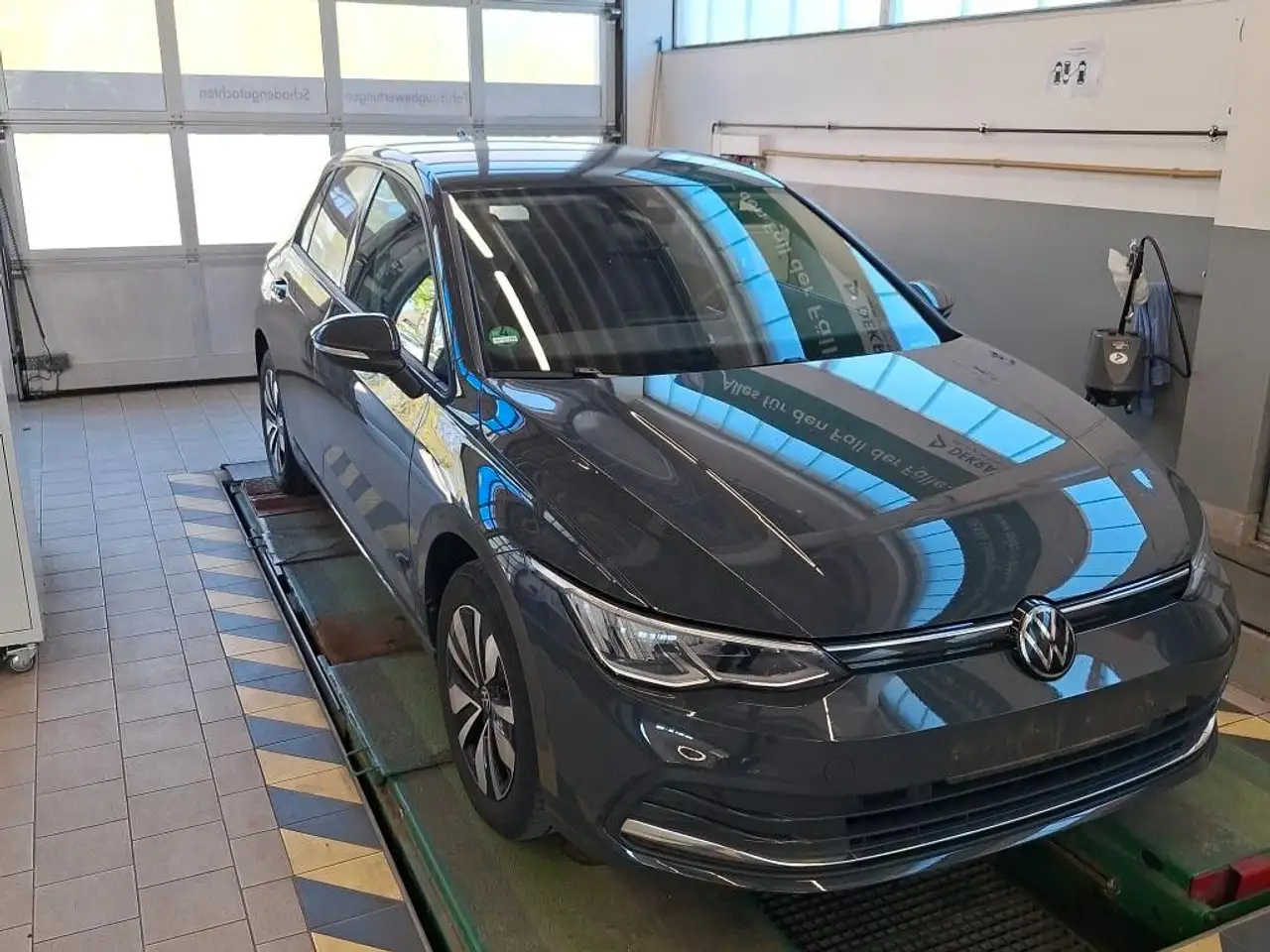 Volkswagen Golf VIII Lim. Move 1.0e/TSI SHZ LED PDC Alu — photo 1 of 7