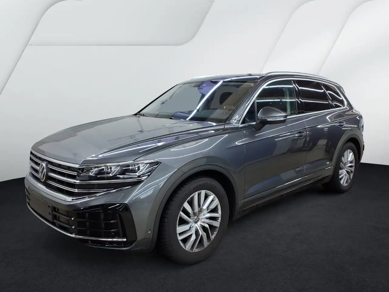 Volkswagen Touareg Elegance 4Motion 3.0 TDI - HD-Matrix PDC SHZ AHK R — photo 1 of 4