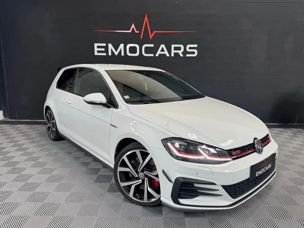 Volkswagen Golf 7 GTI PERFORMANCE 2.0 245 DSG7 — photo 1 of 15