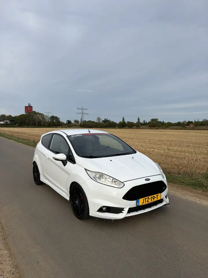 Ford Fiesta 1.6 ST2 — photo 1 of 17