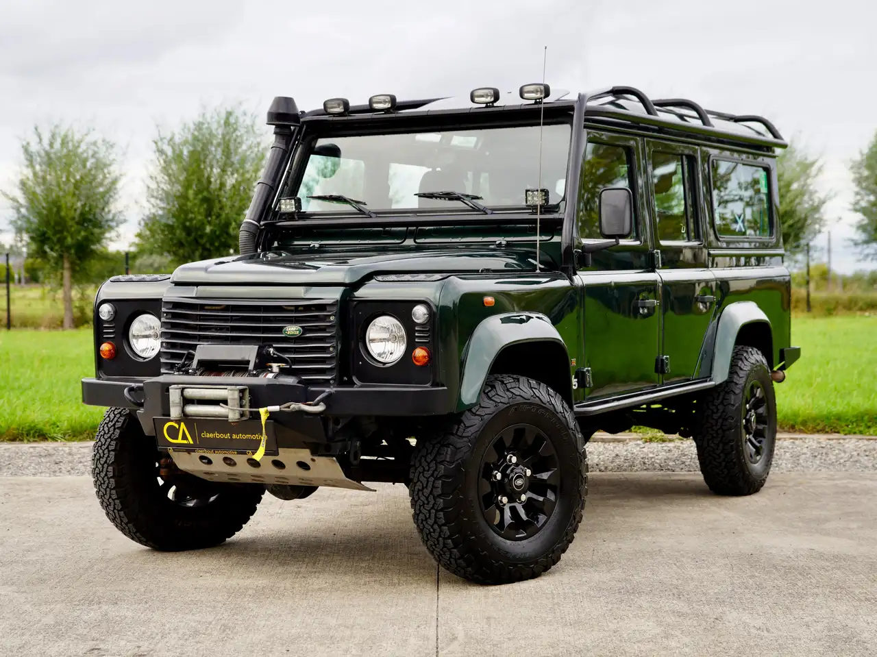 Land Rover Defender 2.5 Td5 SE — photo 1 of 15