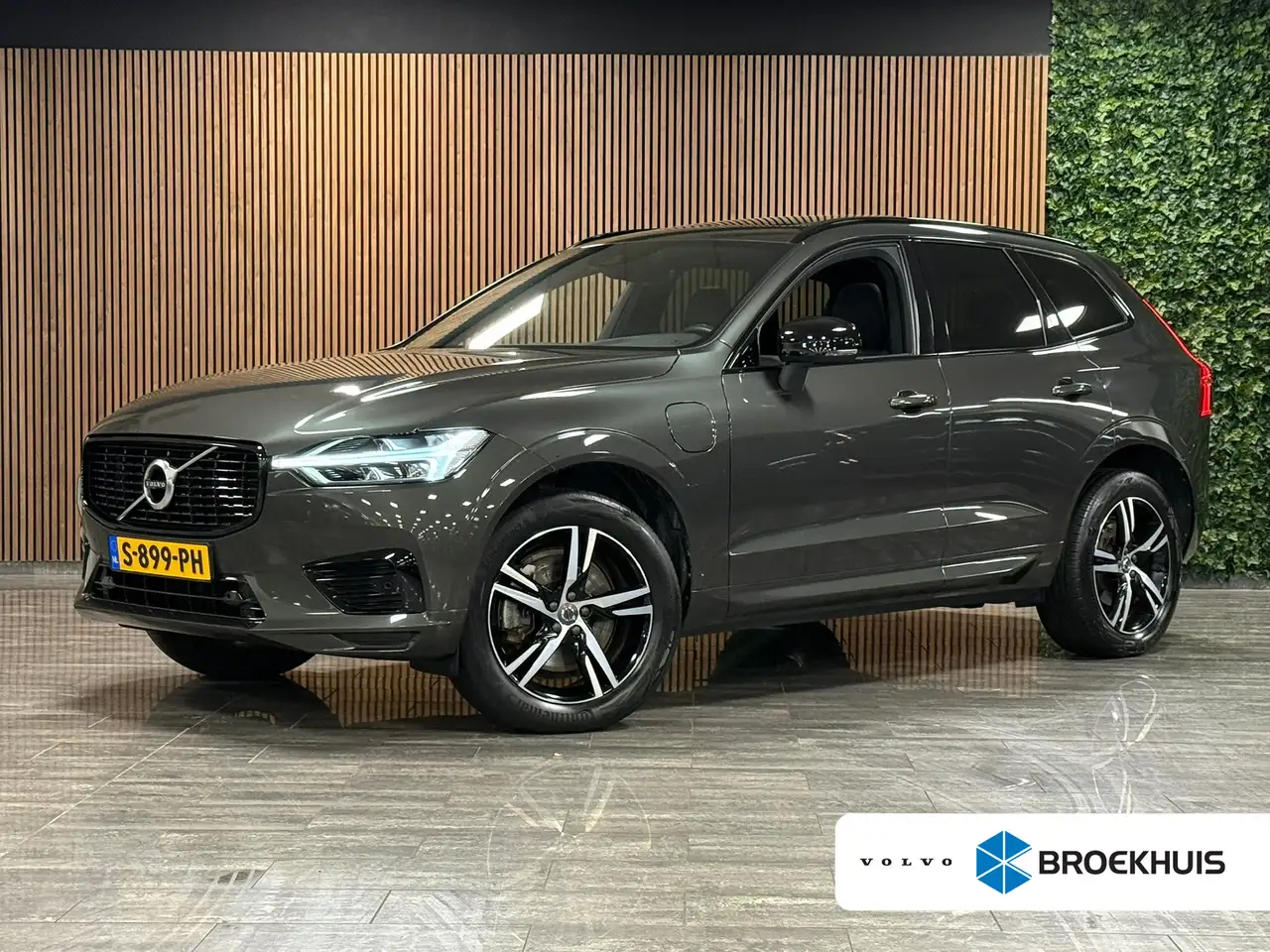 Volvo XC60 T8 AWD Recharge R-Design | Trekhaak | Parkeercamer — photo 1 of 35
