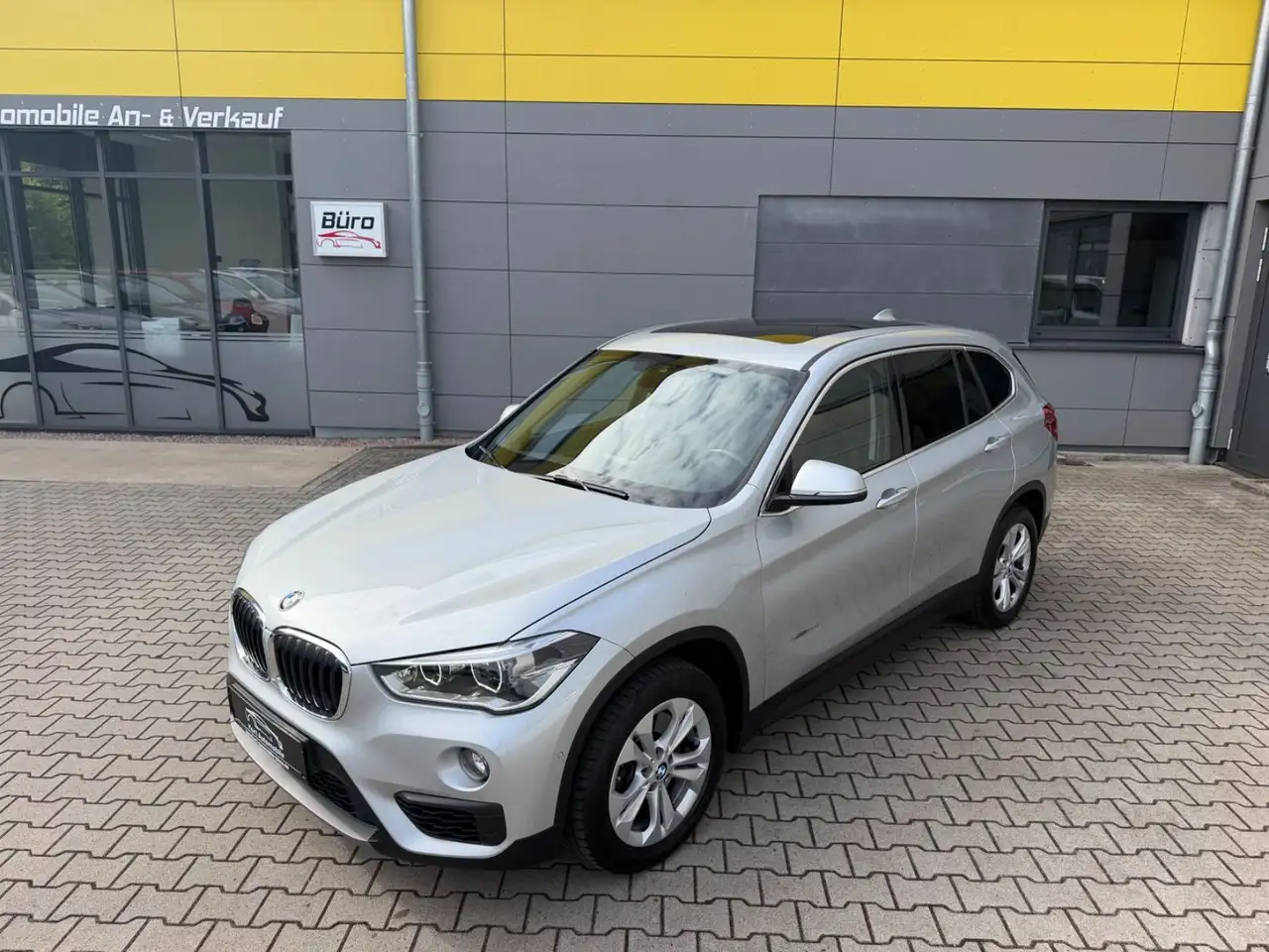 BMW X1 xDrive 20 i Advantage/AUTOMATIK/PANO/SHZ/LEDE — photo 1 of 32
