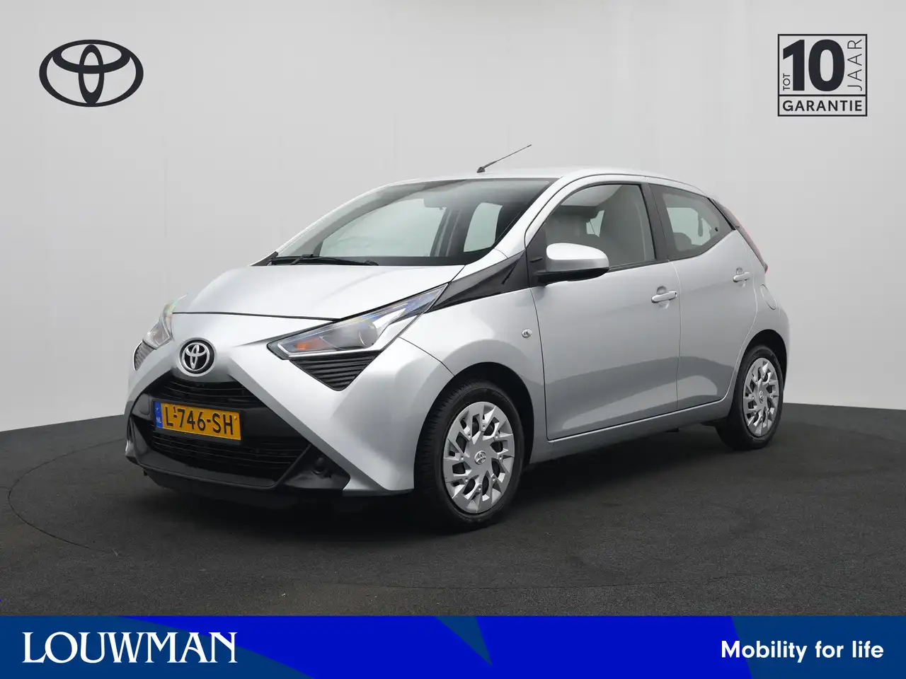Toyota Aygo 1.0 VVT-i x-play — photo 1 of 40