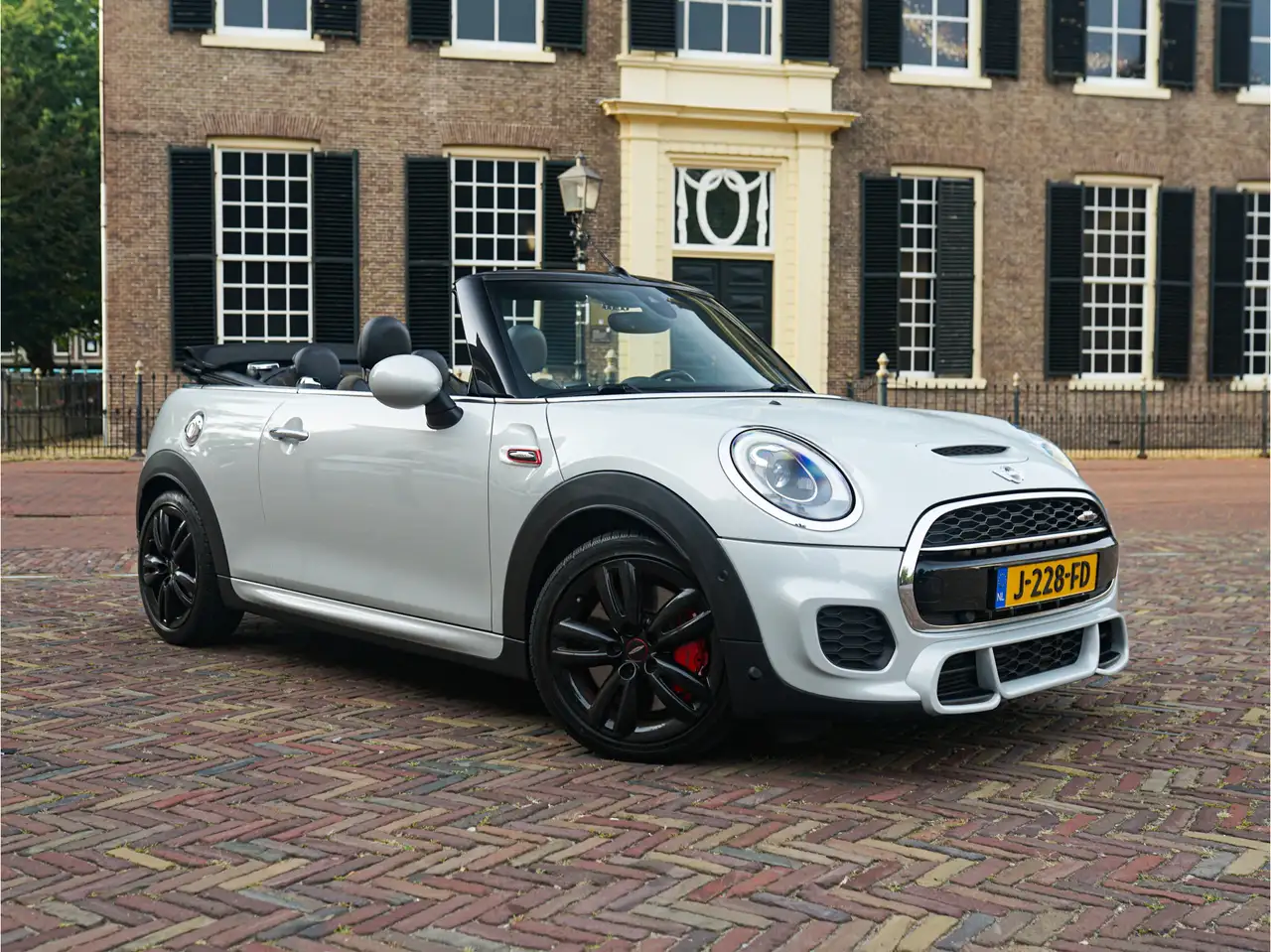 MINI John Cooper Works Cabrio 2.0 Chili Aut. l ACC l Leder l Camera l Keyless l — photo 1 of 40