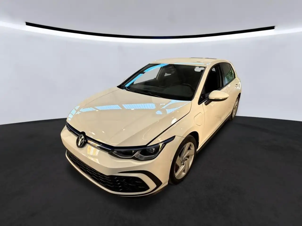 Volkswagen Golf VIII Lim. GTE 1.4e/TSI Navi Kessy ACC LED — photo 1 of 7