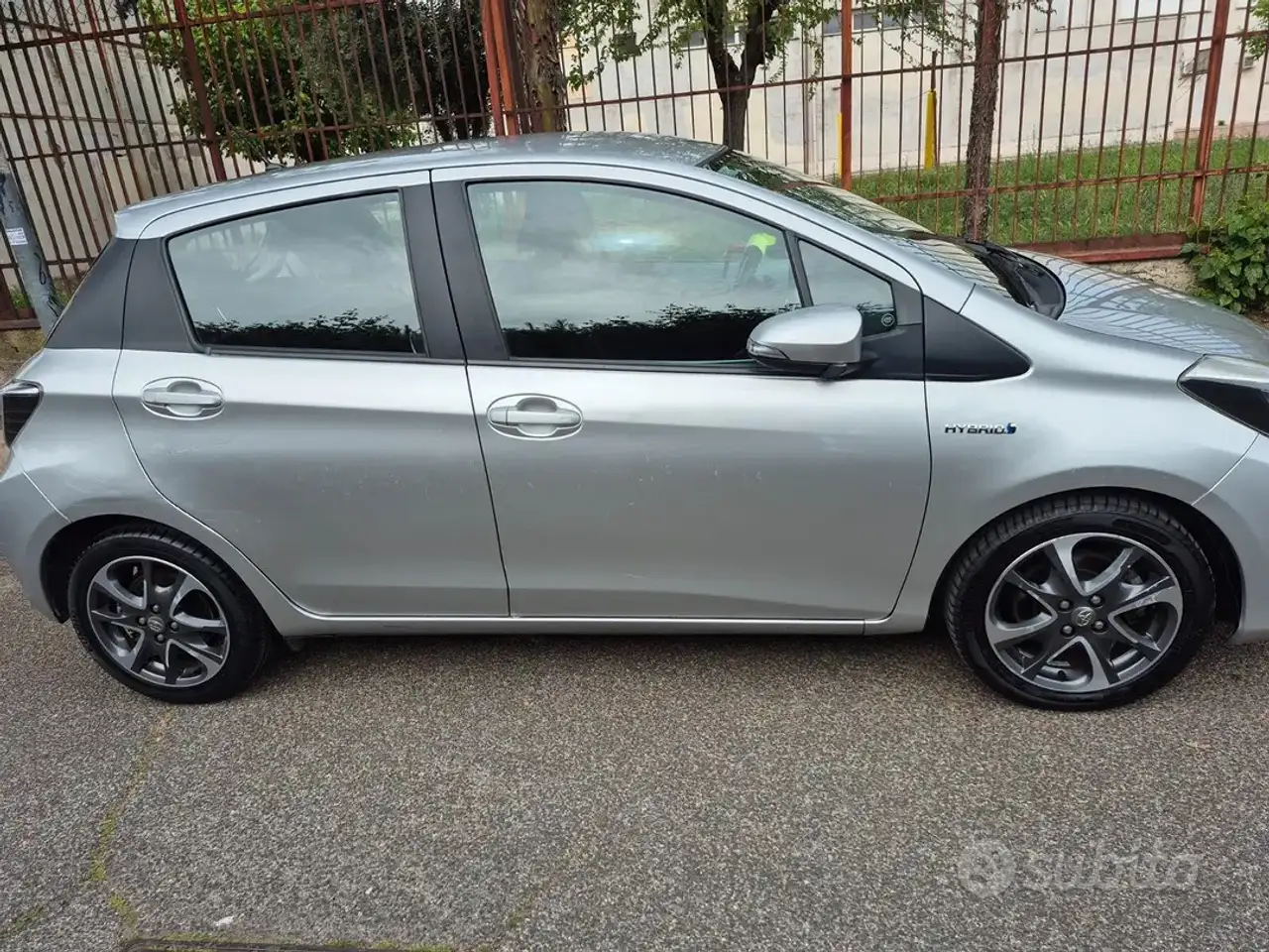 Toyota Yaris 5p 1.5h Lounge — photo 1 of 4
