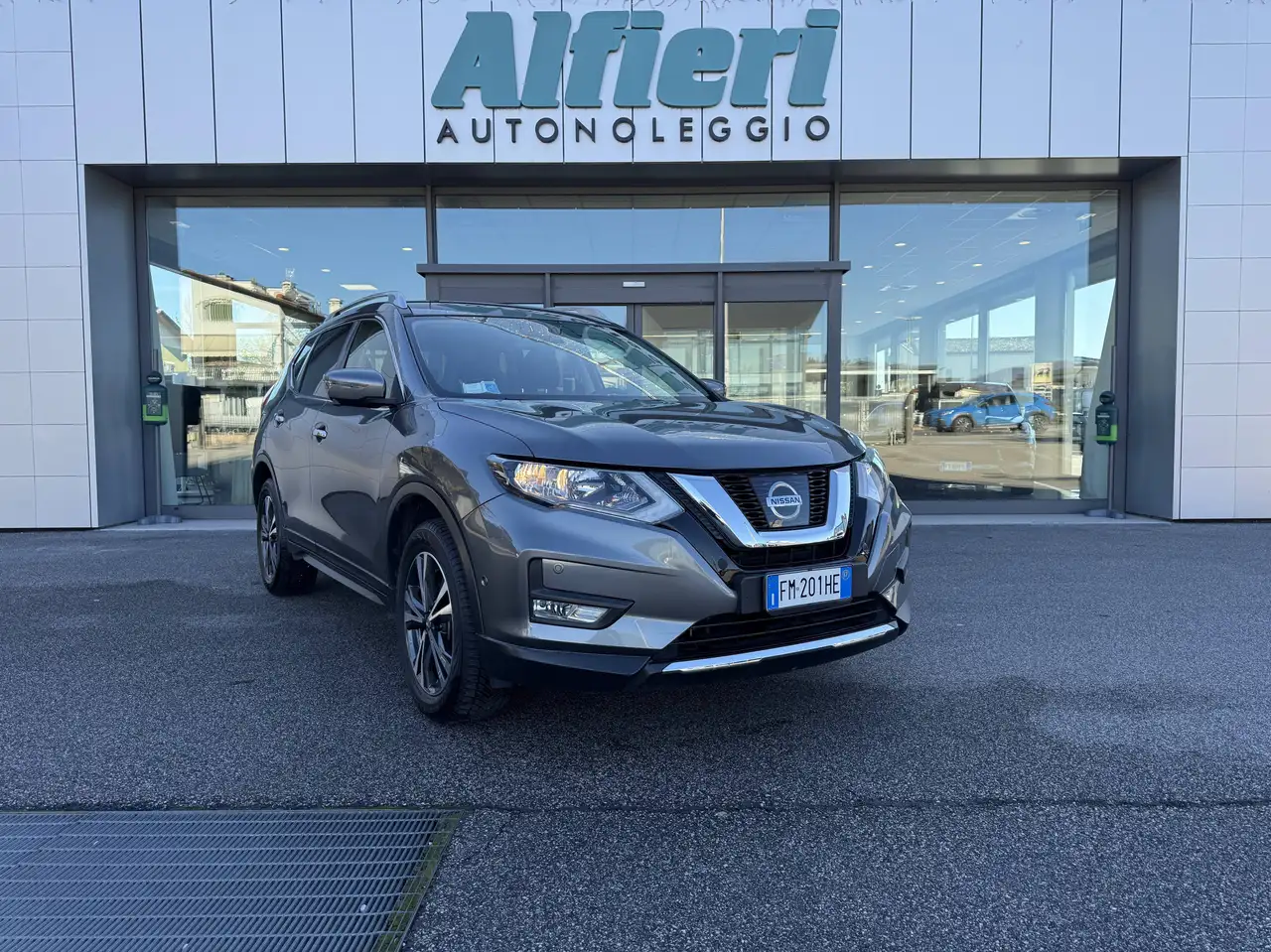 Nissan X-Trail X-Trail 2.0 dci Tekna E6B 4wd xtronic Navi Camera — photo 1 of 15