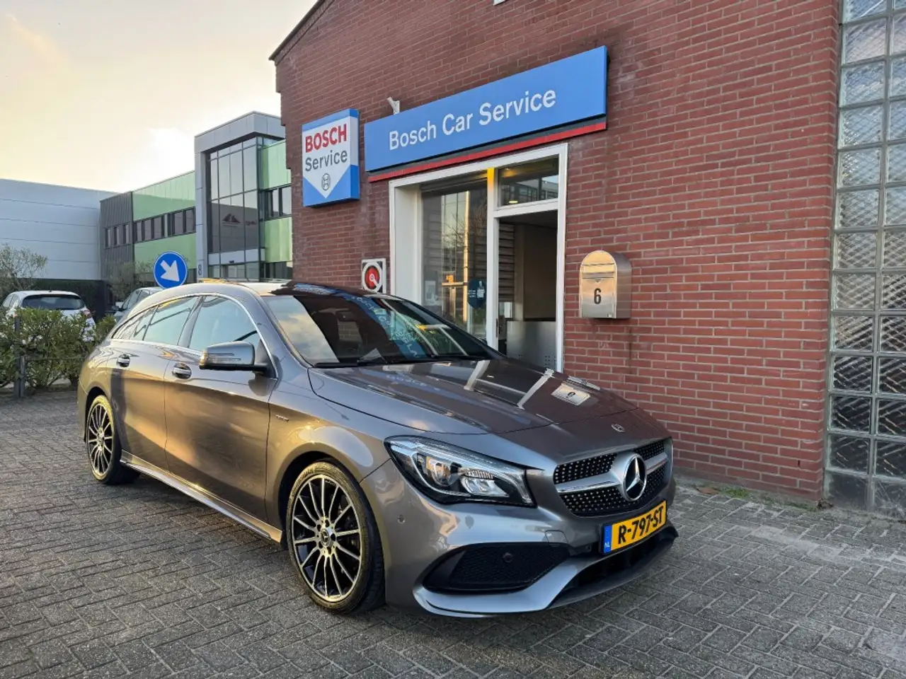 Mercedes-Benz CLA 220 Shooting Brake 4Matic Panorama — photo 1 of 40