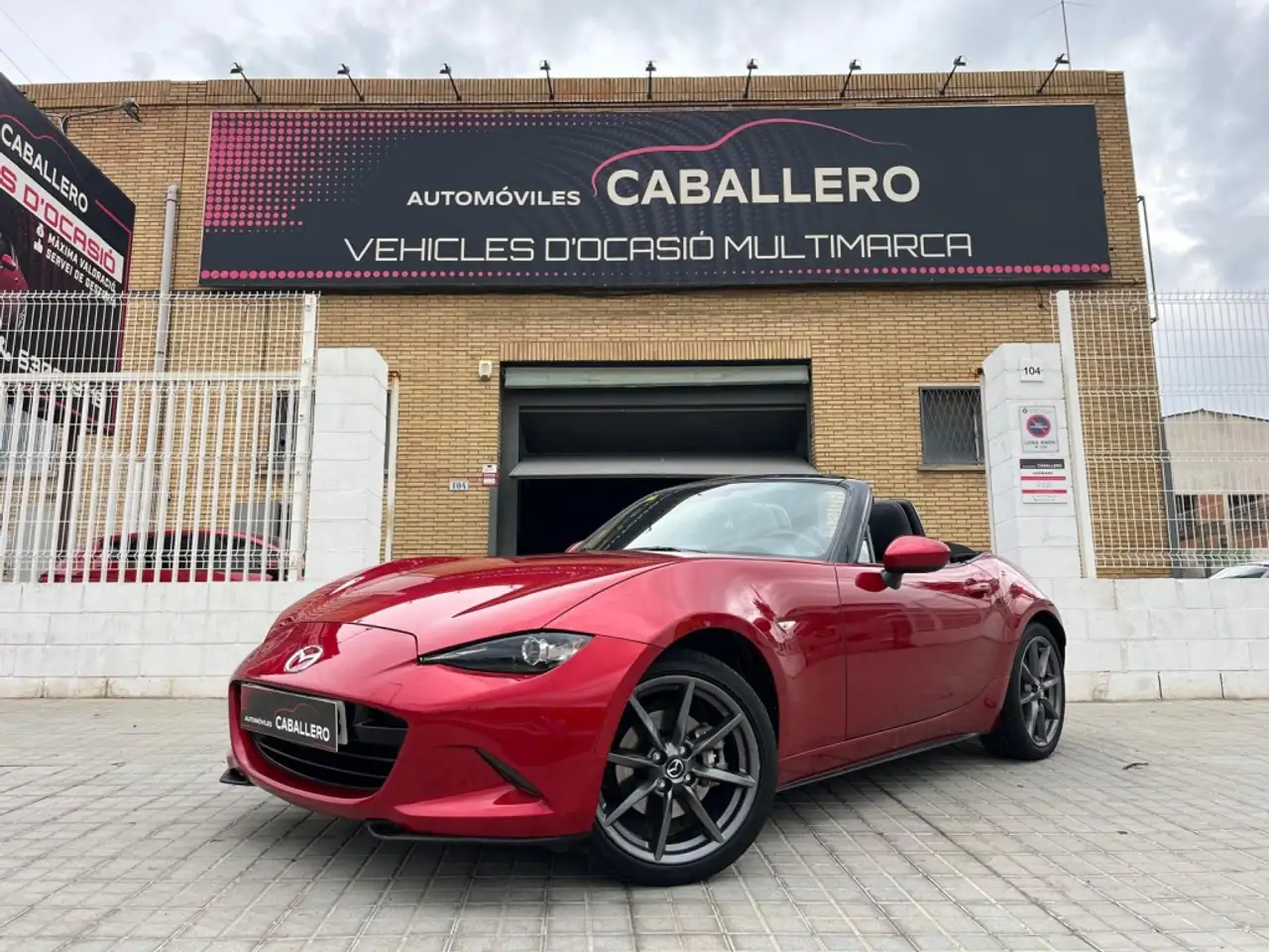 Mazda MX-5 2.0 Luxury Soft Top — photo 1 of 16